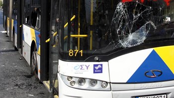 Συνελήφθησαν τρεις 15χρονοι για την επίθεση σε λεωφορείο στους Αγίους Αναργύρους