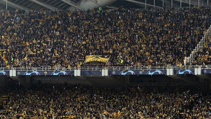 «Τρελή» ταλάντωση στο άνω διάζωμα του ΟΑΚΑ στον αγώνα ΑΕΚ-Μπάγερν – ΒΙΝΤΕΟ