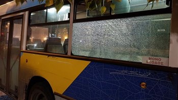 Ψάχνουν στα… μπαλκόνια τον δράστη των επιθέσεων στα λεωφορεία