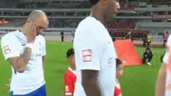 Τιμωρήθηκε γιατί έξυνε το κεφάλι του κατά την ανάκρουση του εθνικού ύμνου της Κίνας – ΒΙΝΤΕΟ