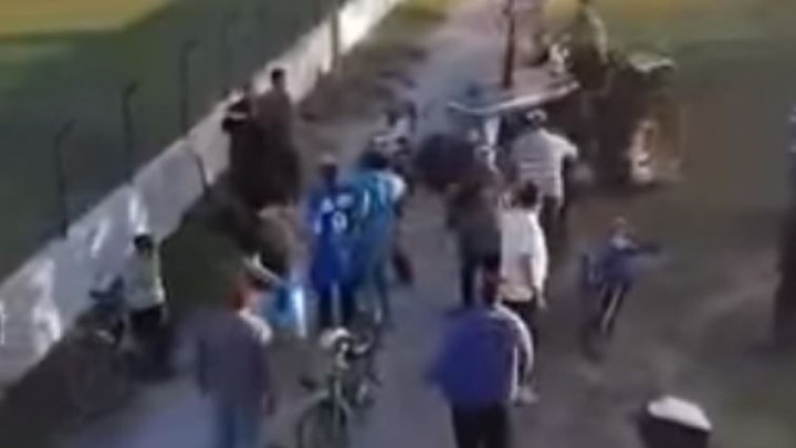 Ελλάς το μεγαλείο σου: «Ντου» με τρακτέρ σε γήπεδο – ΒΙΝΤΕΟ