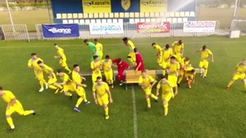 Πήγαν για φωτογράφιση στο γήπεδο και βγήκαν… βρεγμένοι – ΒΙΝΤΕΟ