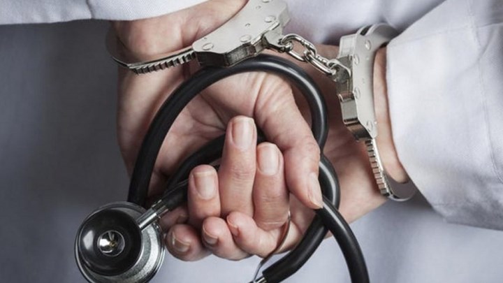 Συνελήφθη 51χρονος γιατρός για “φακελάκι”