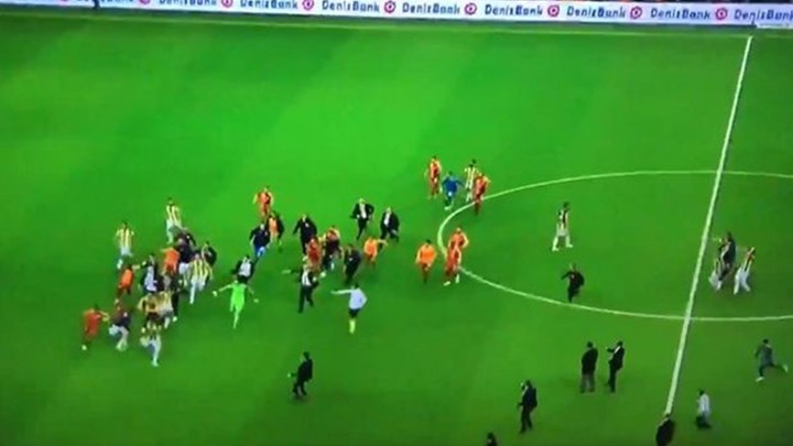 Άγριο ξύλο στο Γαλατάσαραϊ – Φενέρμπαχτσε – ΒΙΝΤΕΟ