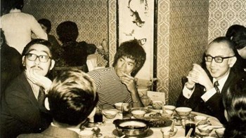 Έφυγε από τη ζωή ο κινηματογραφικός παραγωγός και μέντορας του Μπρους Λι, Ρέιμοντ Τσόου – ΦΩΤΟ