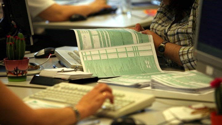 Η εφορία πατάει “γκάζι” στις κατασχέσεις – Κινδυνεύουν ακόμη και οι οφειλέτες με χρέη 500 ευρώ