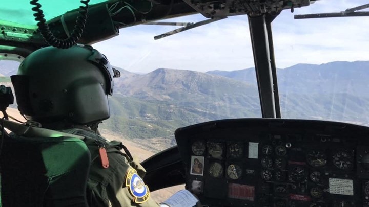 Η Μαρία Κόλλια-Τσαρουχά σε ελικόπτερο Χιούι πάνω από την Πίνδο – ΦΩΤΟ