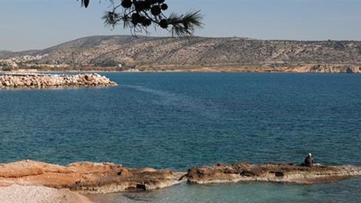 Έπεσε για μακροβούτι στη Βουλιαγμένη και έβγαλε… υποπολυβόλο