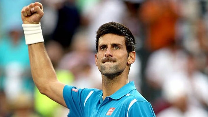 Σε ματς διαφήμιση του τένις ο Τζόκοβιτς πήρε τη νίκη – θρίλερ κόντρα στον Φέντερερ