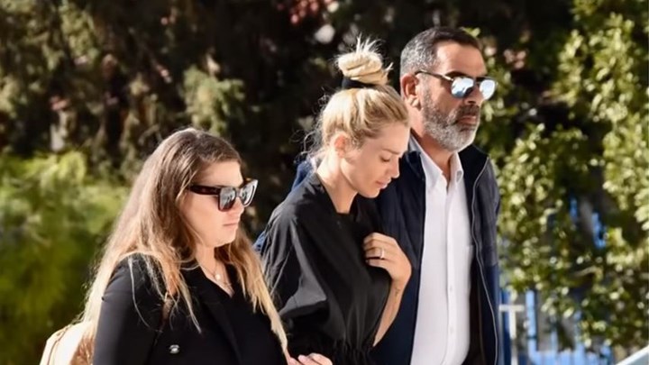 Το “τελευταίο αντίο” στον Γιάννη Μακρή – Τραγική φιγούρα η Βικτώρια Καρύδα – ΦΩΤΟ – ΒΙΝΤΕΟ