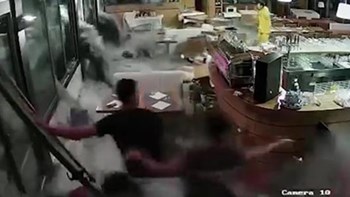 Κύμα “κατάπιε” εστιατόριο στη Γένοβα – BINTEO