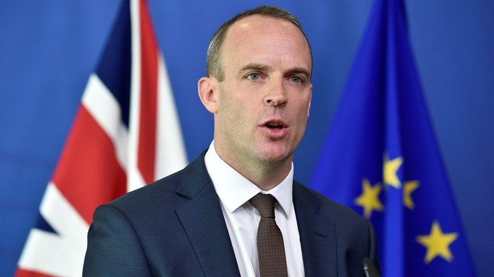 The Telegraph: Ο Ντόμινικ Ράαμπ αξίωσε να δοθεί στο Λονδίνο το δικαίωμα να διαγράψει την όποια συμφωνία με την Ε.Ε. για τα σύνορα με την Ιρλανδία σε τρεις μήνες