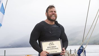 Έκανε κολυμπώντας τον γύρο της Βρετανίας – ΦΩΤΟ – ΒΙΝΤΕΟ