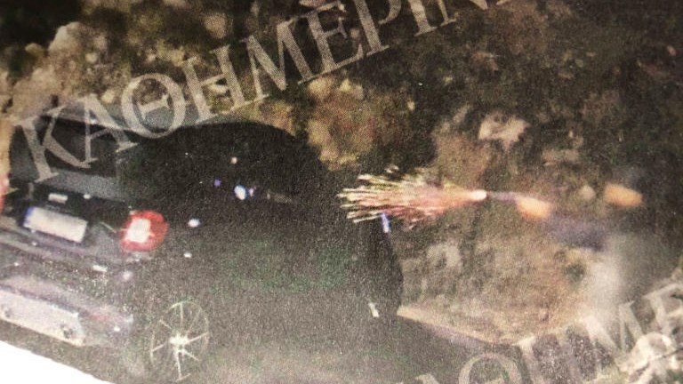 Καρέ – καρέ η δολοφονία του 46χρονου επιχειρηματία έξω από το σπίτι του στη Βούλα – ΒΙΝΤΕΟ