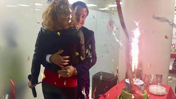 Η εντυπωσιακή τούρτα για τα γενέθλια του Άδωνι και οι αγκαλιές με τη Μανωλίδου – ΦΩΤΟ