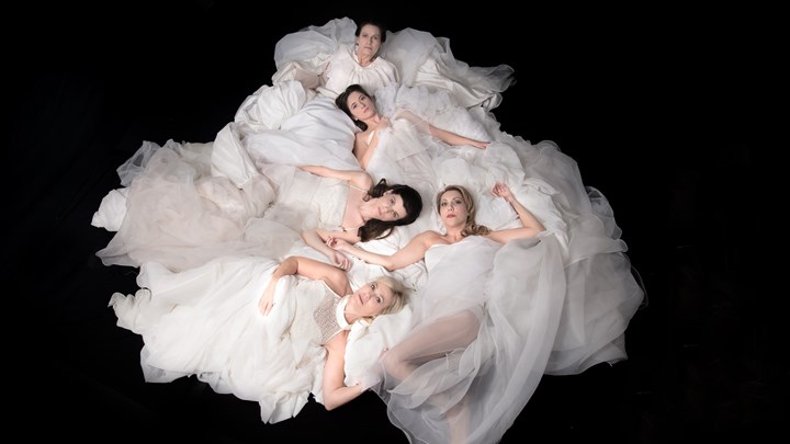 Οι πρώτες φωτογραφίες από το «Γαμήλιο Εμβατήριο» στο enikos.gr