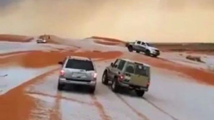 Ο καιρός τρελάθηκε: Χιονοθύελλα στην έρημο της Σαουδικής Αραβίας – ΒΙΝΤΕΟ