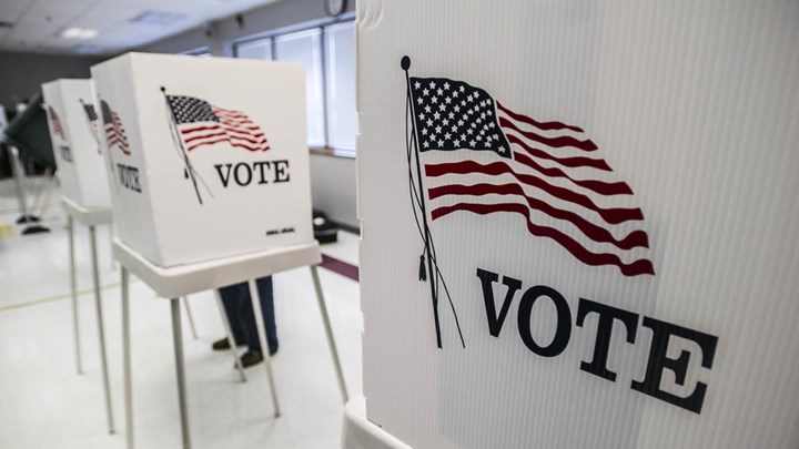 Άνοιξαν τα πρώτα εκλογικά κέντρα στις ΗΠΑ – Οι σημαντικότερες μονομαχίες