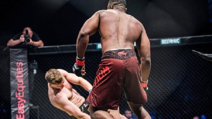 Του …έσβησε τα φώτα- Το νοκ άουτ της χρονιάς – ΒΙΝΤΕΟ