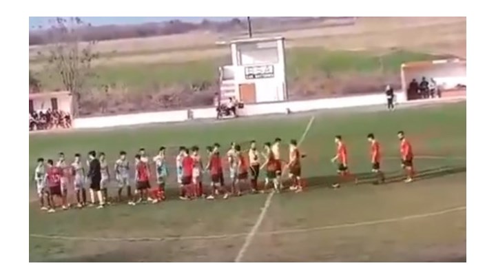 Επικό σκηνικό σε αγώνα για το τοπικό Σερρών: Είσοδος ομάδων με μουσική Champions League – ΒΙΝΤΕΟ