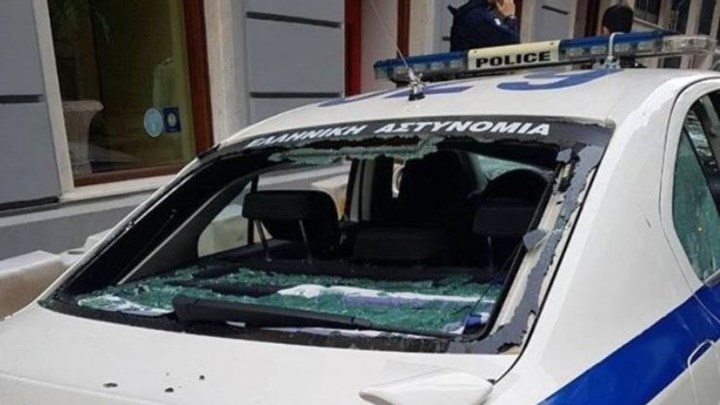 ΦΩΤΟ-ντοκουμέντο από την επίθεση σε περιπολικό στο ΑΤ Κυψέλης