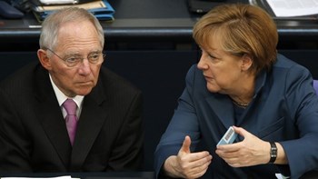 Σόιμπλε: Δεν είναι η συντέλεια του κόσμου η αποχώρηση της Μέρκελ από την ηγεσία της CDU