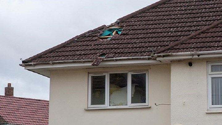 Γλίτωσε από θαύμα -Βόμβα χιονιού γκρέμισε την οροφή του σπιτιού του – ΦΩΤΟ