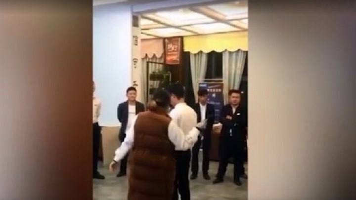 Μαστίγωναν υπαλλήλους επειδή δεν έπιασαν τους στόχους – Τους ανάγκαζαν να πίνουν ούρα και να τρώνε έντομα – ΒΙΝΤΕΟ