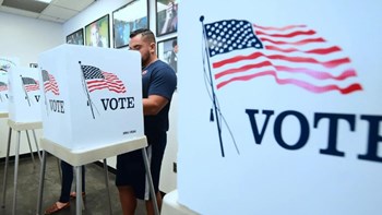 Τα κέρδη και οι απώλειες για Δημοκρατικούς και Ρεπουμπλικάνους στις Ενδιάμεσες Εκλογές