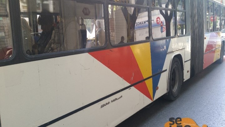 Λεωφορείο του ΟΑΣΘ προσέκρουσε σε σταθμευμένα οχήματα – Έχασε τις αισθήσεις του ο οδηγός