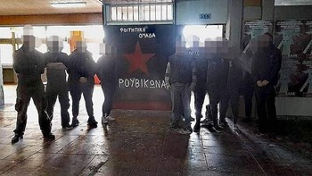 Ο Ρουβίκωνας μπήκε στη Φιλοσοφική και ετοιμάζεται για το γλέντι – ΦΩΤΟ