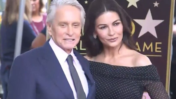 Ένα Αστέρι στη Λεωφόρο της Δόξας για τον Μάικλ Ντάγκλας – Στο πλευρό του η εντυπωσιακή Κάθριν Ζέτα Τζόουνς – ΦΩΤΟ – ΒΙΝΤΕΟ