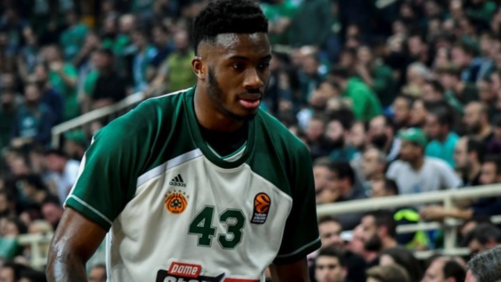 Συγκινεί ο Θανάσης Αντετοκούνμπο: Δεν ξεχνάμε από πού ήρθαμε, ήρωες οι γονείς μας