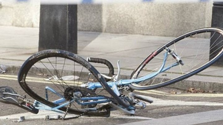 Ποδηλάτισσα προσέκρουσε σε πόρτα φορτηγού και έχασε την όσφρησή της