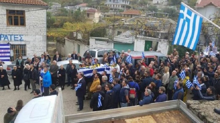 Σε κλίμα οδύνης και συγκίνησης η κηδεία του Κωνσταντίνου Κατσίφα – Έψαλαν τον Εθνικό ύμνο – ΦΩΤΟ – ΒΙΝΤΕΟ