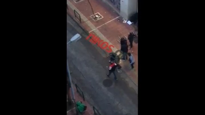 Συμπλοκή μεταξύ τοξικομανών έξω από την ΑΣΟΕΕ – Σοκάρουν οι εικόνες – ΒΙΝΤΕΟ αναγνώστη