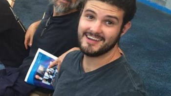 Συγκλονίζει ο πατέρας του 27χρονου ομογενή που έπεσε νεκρός από τα πυρά του μακελάρη στην Καλιφόρνια