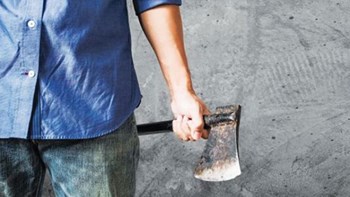 Απείλησε την κόρη και τον γαμπρό του με τσεκούρι