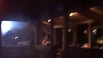 Νέο σοκαριστικό βίντεο – Η στιγμή που ο μακελάρης σκορπά τον τρόμο στο μπαρ στην Καλιφόρνια
