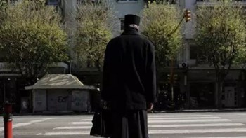 Άνοιξαν αυτοκίνητο συνταξιούχου ιερέα και έκλεψαν τα ράσα του