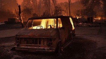 Συγκλονιστικό βίντεο με οδηγό που προσπαθεί να ξεφύγει από τη φωτιά στην Καλιφόρνια