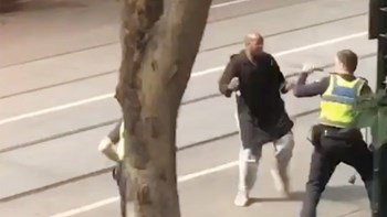Τρομοκρατικό χτύπημα η επίθεση με μαχαίρι στη Μελβούρνη – Το Ισλαμικό Κράτος ανέλαβε την ευθύνη – ΒΙΝΤΕΟ