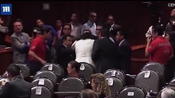 Βίντεο που παγώνει το αίμα: Βουλευτής στο Μεξικό ενημερώνεται την ώρα της συνεδρίασης για τη δολοφονία της κόρης της