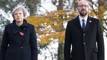 Απρόσεκτος οδηγός προκάλεσε αναστάτωση όταν έπεσε στην αυτοκινητοπομπή της Μέι και του Μισέλ – ΦΩΤΟ – BINTEO