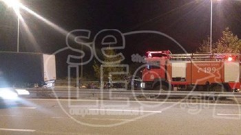 Οι πρώτες εικόνες από το σημείο της μετωπικής σύγκρουσης της νταλίκας με βαν που μετέφερε μετανάστες – ΦΩΤΟ