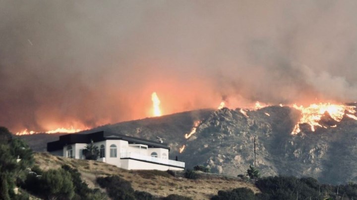 Δεκάδες σταρ εγκαταλείπουν το Μαλιμπού λόγω της μεγάλης πυρκαγιάς που απειλεί την περιοχή