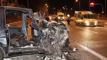 Τραγωδία στην άσφαλτο – Νεκρό 4χρονο αγοράκι και 27 τραυματίες από τη σύγκρουση φορτηγού με βαν που μετέφερε μετανάστες – ΒΙΝΤΕΟ – ΦΩΤΟ