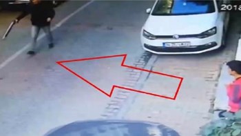 Σοκαριστικό βίντεο – Ανήλικος δολοφόνησε συμμαθητή του στη μέση του δρόμου