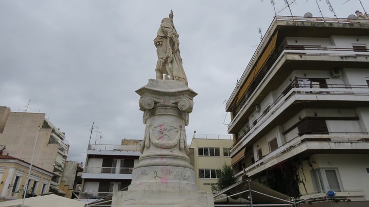 Άγνωστοι βανδάλισαν το άγαλμα του Διάκου στη Λαμία – ΦΩΤΟ