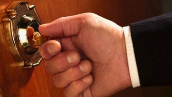 Εμπιστεύτηκαν στη γειτόνισσα το κλειδί του σπιτιού κι εκείνη τους… ξάφριζε